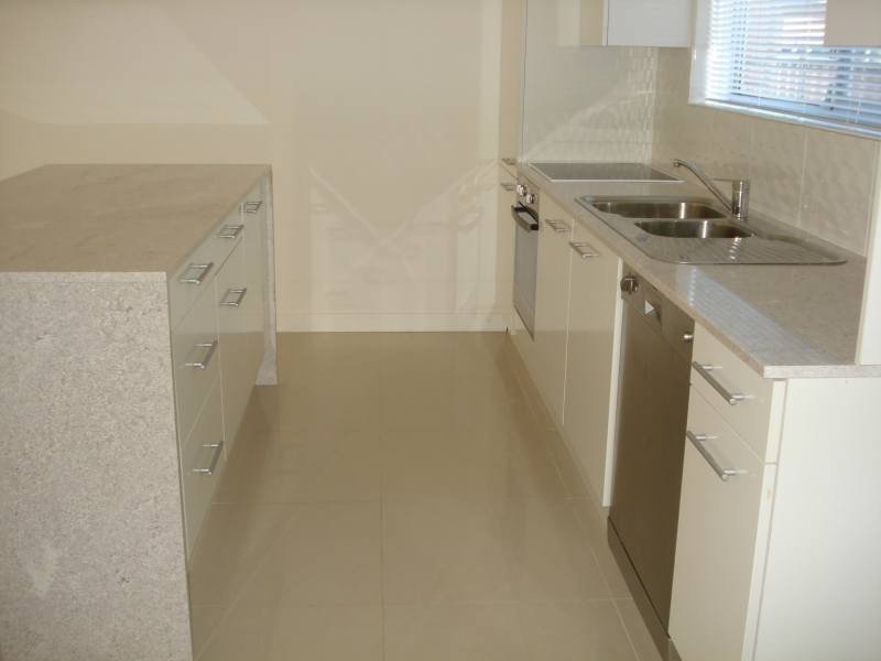 2/83 Bayview Street, Runaway Bay QLD 4216