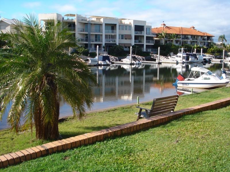 2/83 Bayview Street, Runaway Bay QLD 4216