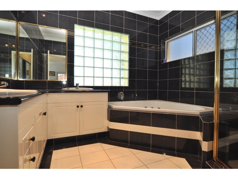 24 Christa Way, Benowa Waters QLD 4217