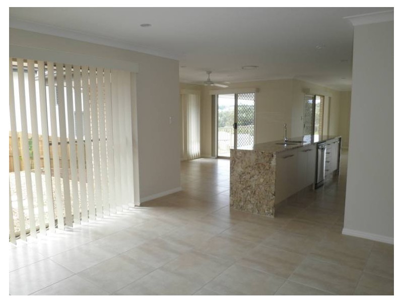 8 Hadrian Crescent, Pacific Pines QLD 4211