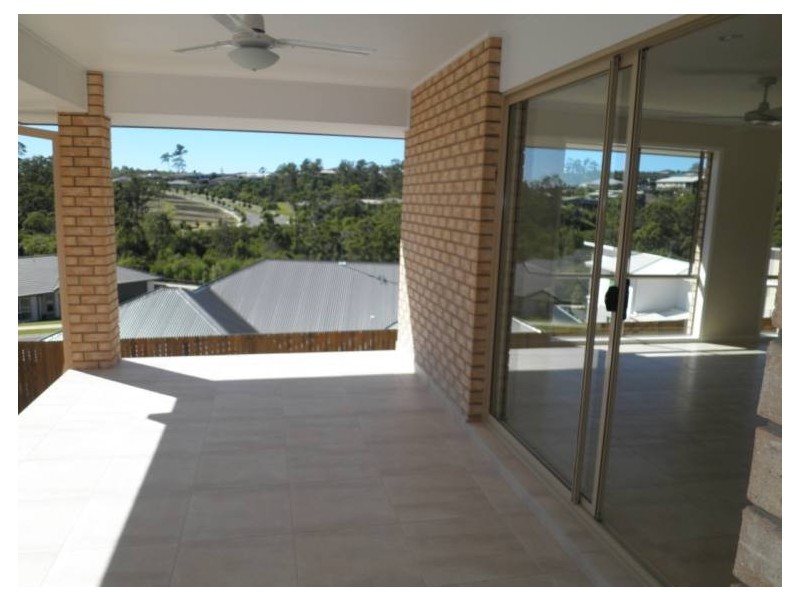 8 Hadrian Crescent, Pacific Pines QLD 4211