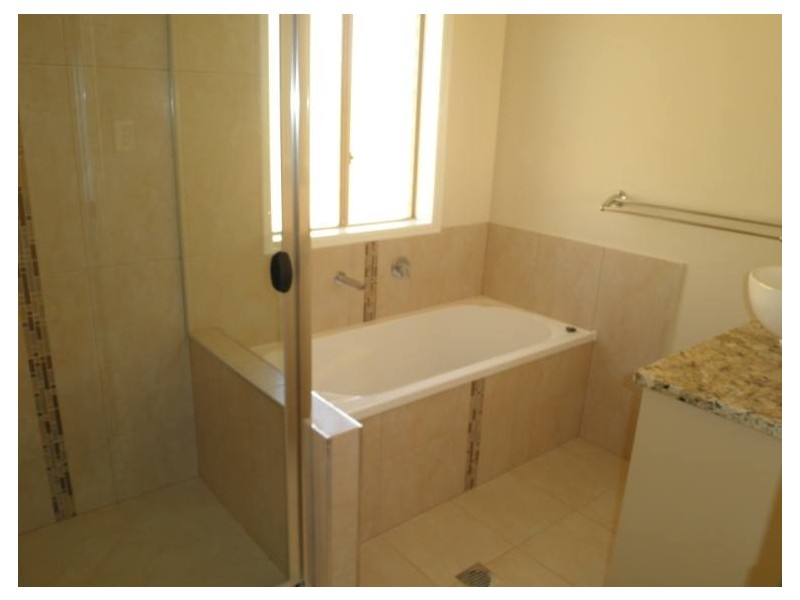 8 Hadrian Crescent, Pacific Pines QLD 4211