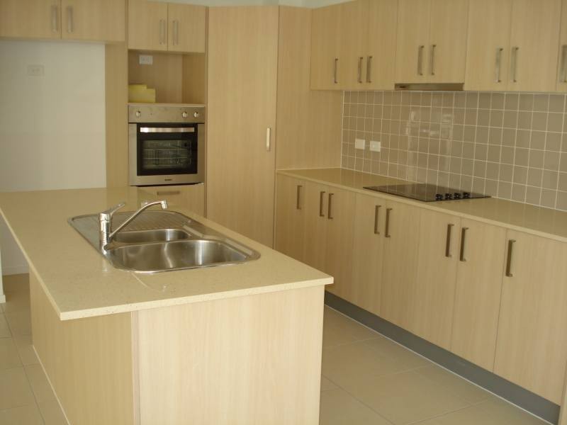 2/49 Usher Avenue, Labrador QLD 4215