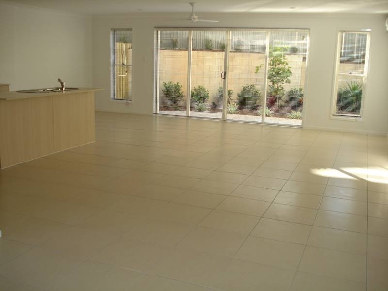 2/49 Usher Avenue, Labrador QLD 4215