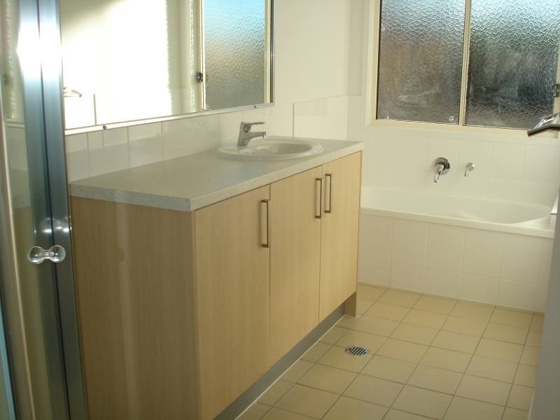 2/49 Usher Avenue, Labrador QLD 4215