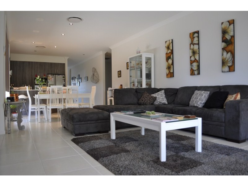 10 Chip In Place, Helensvale QLD 4212