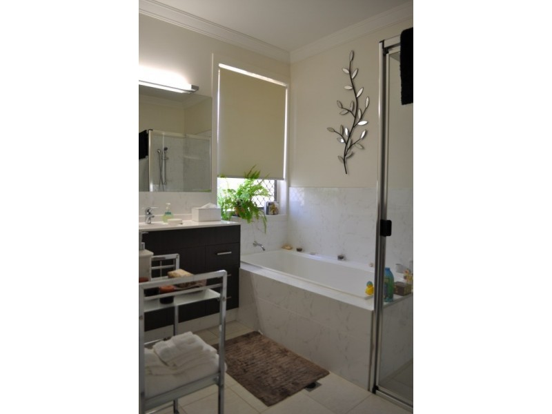 10 Chip In Place, Helensvale QLD 4212