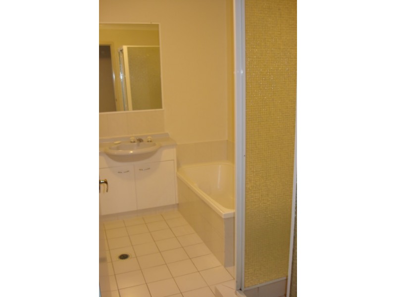 166/31 Usher Avenue, Labrador QLD 4215