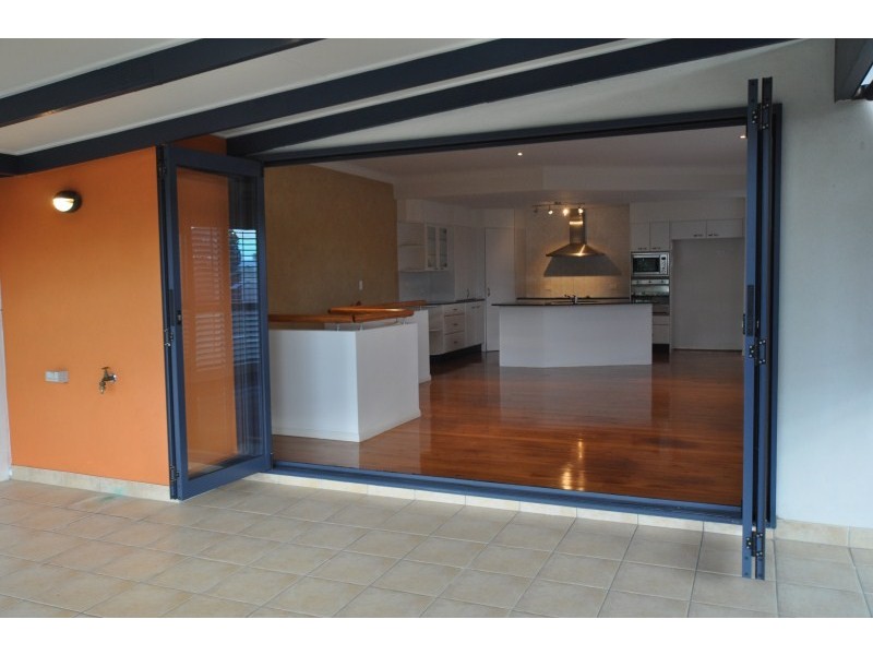 2/36 Poinsettia Avenue, Runaway Bay QLD 4216