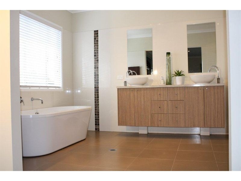 9126 Peter Senior Drive, Hope Island QLD 4212