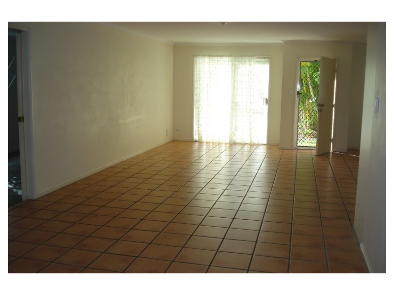 2/238 Central Street, Labrador QLD 4215