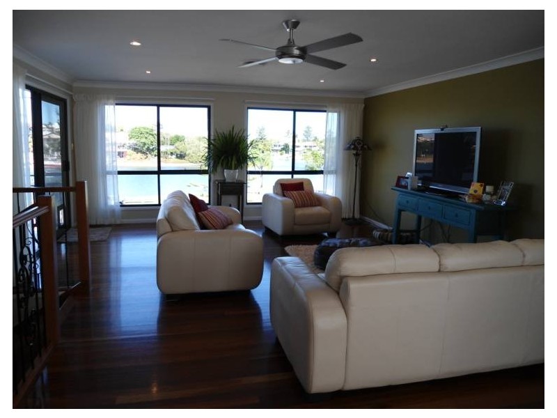 2/3 Ray Street, Runaway Bay QLD 4216