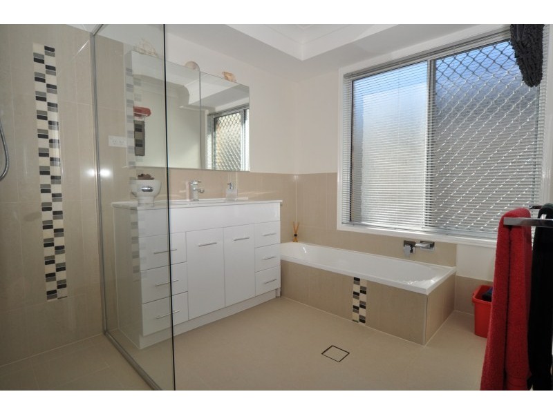 11 Waranga Way, Coombabah QLD 4216