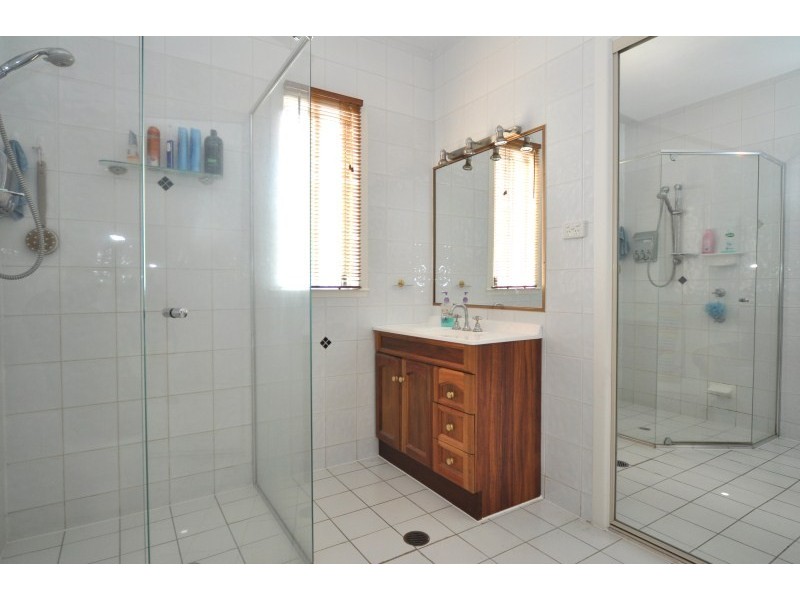 33 Heydon Avenue, Labrador QLD 4215