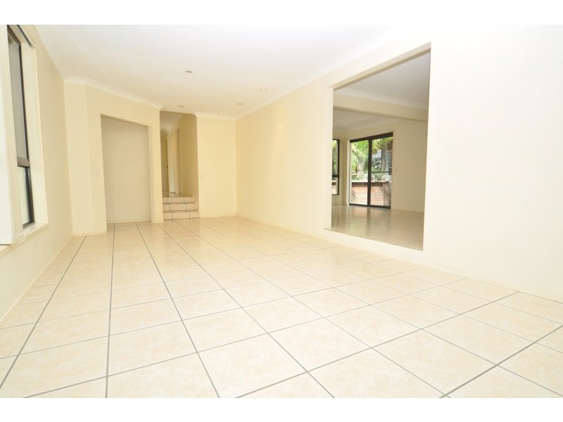 8 Wilmot Place, Helensvale QLD 4212
