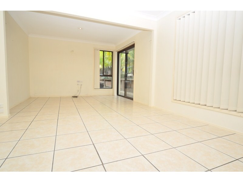 8 Wilmot Place, Helensvale QLD 4212