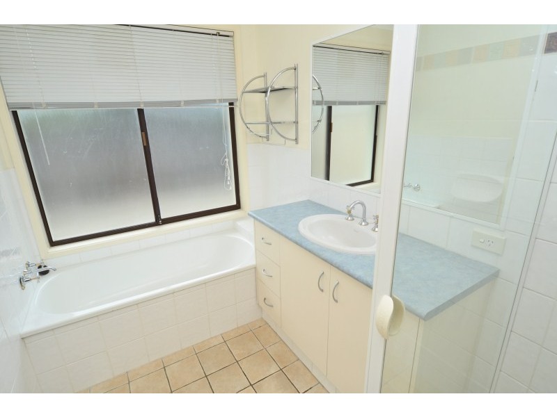 8 Wilmot Place, Helensvale QLD 4212