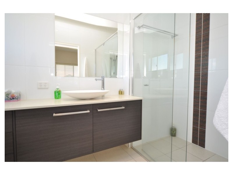 2/8 Teal Avenue, Paradise Point QLD 4216