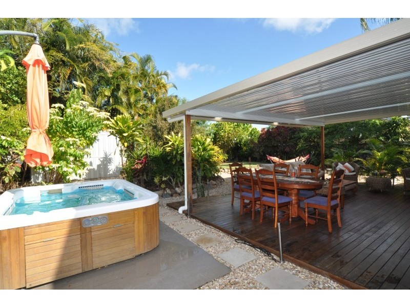 24 Donald Avenue, Paradise Point QLD 4216