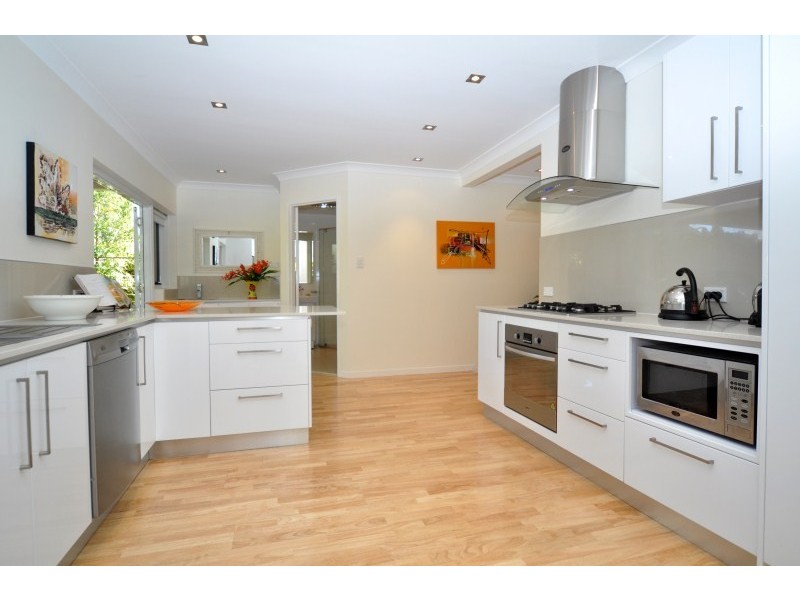 24 Donald Avenue, Paradise Point QLD 4216