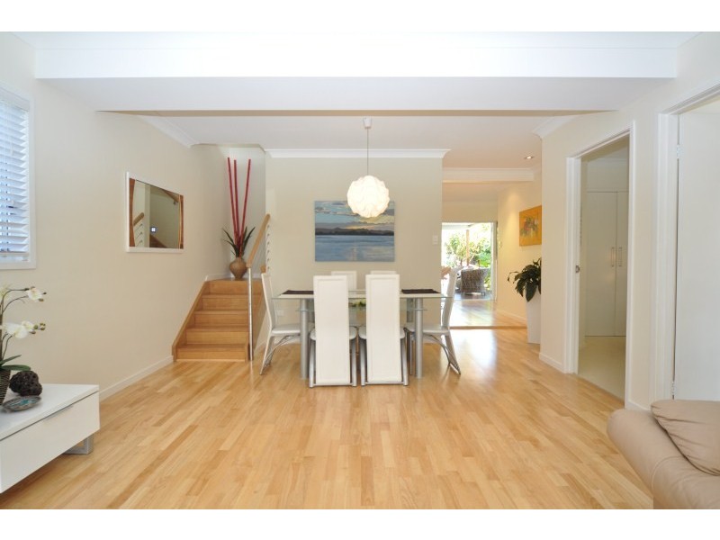 24 Donald Avenue, Paradise Point QLD 4216