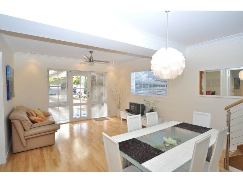 24 Donald Avenue, Paradise Point QLD 4216