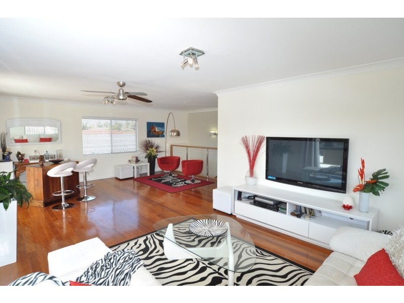 24 Donald Avenue, Paradise Point QLD 4216