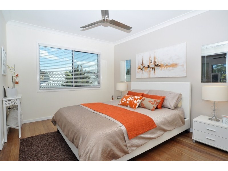 24 Donald Avenue, Paradise Point QLD 4216