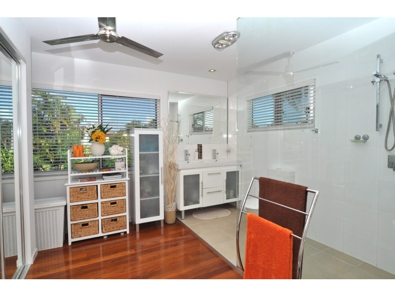 24 Donald Avenue, Paradise Point QLD 4216