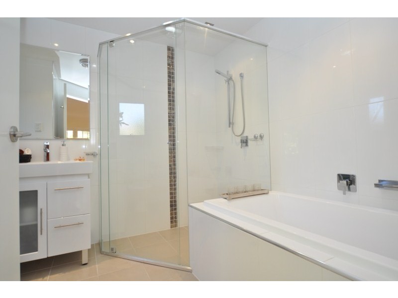 24 Donald Avenue, Paradise Point QLD 4216