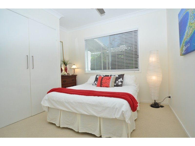 24 Donald Avenue, Paradise Point QLD 4216