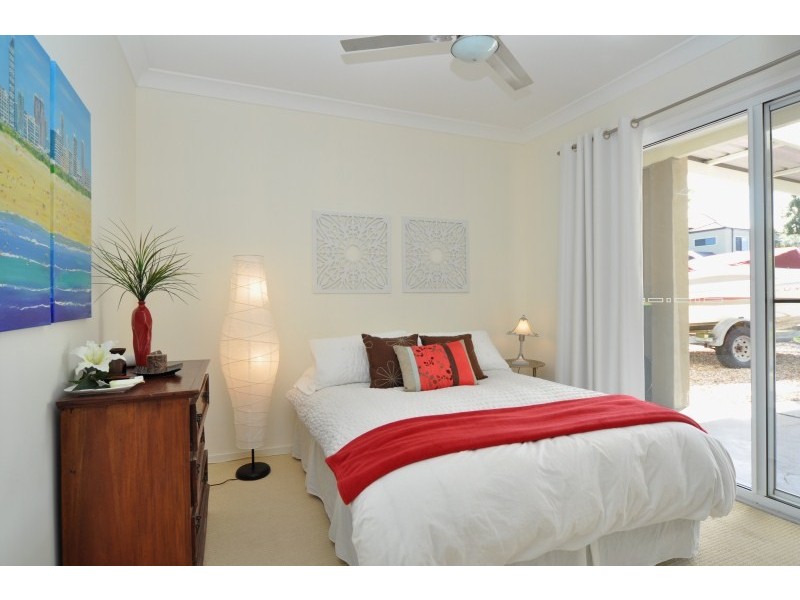 24 Donald Avenue, Paradise Point QLD 4216