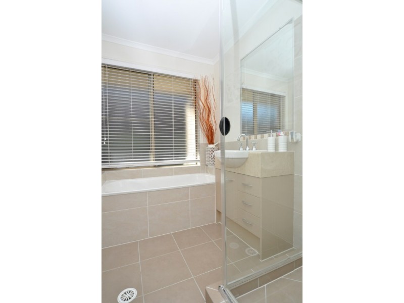 39 Angourie Crescent, Pacific Pines QLD 4211