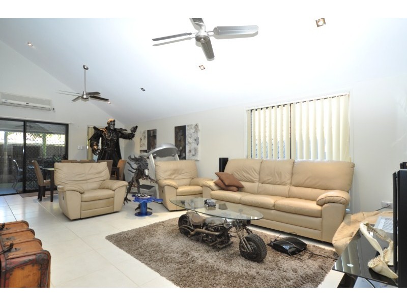 2/13 Thelma Avenue, Biggera Waters QLD 4216