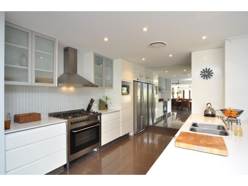 20 Tradewinds Avenue, Paradise Point QLD 4216