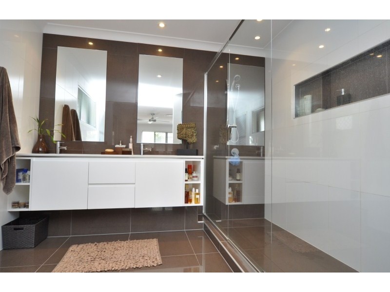 20 Tradewinds Avenue, Paradise Point QLD 4216