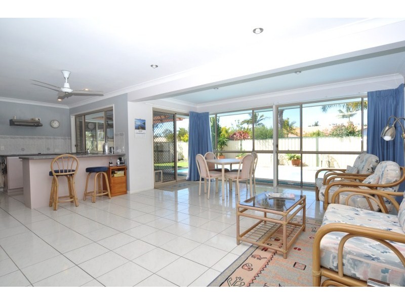 12 Waranga Way, Coombabah QLD 4216