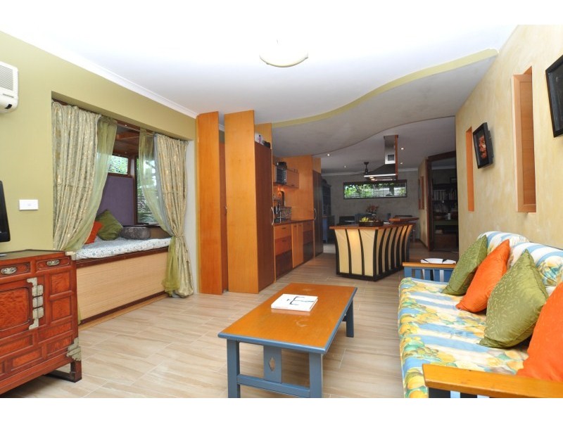 2/17 Muscovey Avenue, Paradise Point QLD 4216
