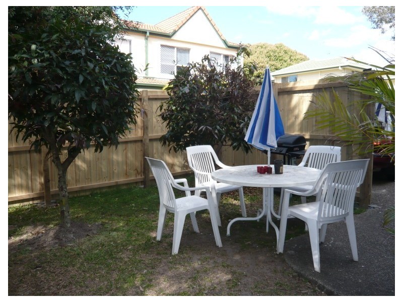 1/30 Government Road, Labrador QLD 4215