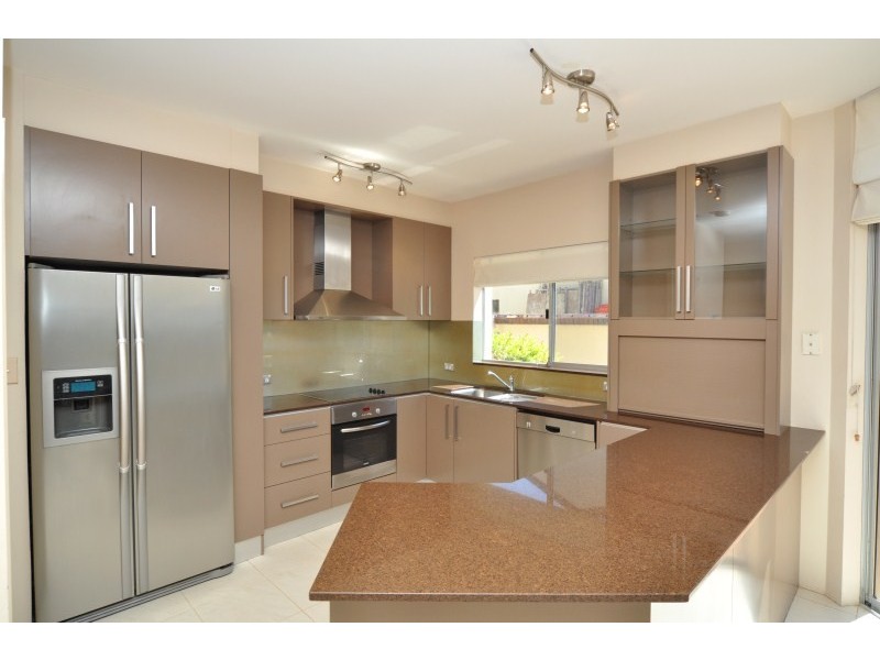 11 Seaspray Street, Paradise Point QLD 4216