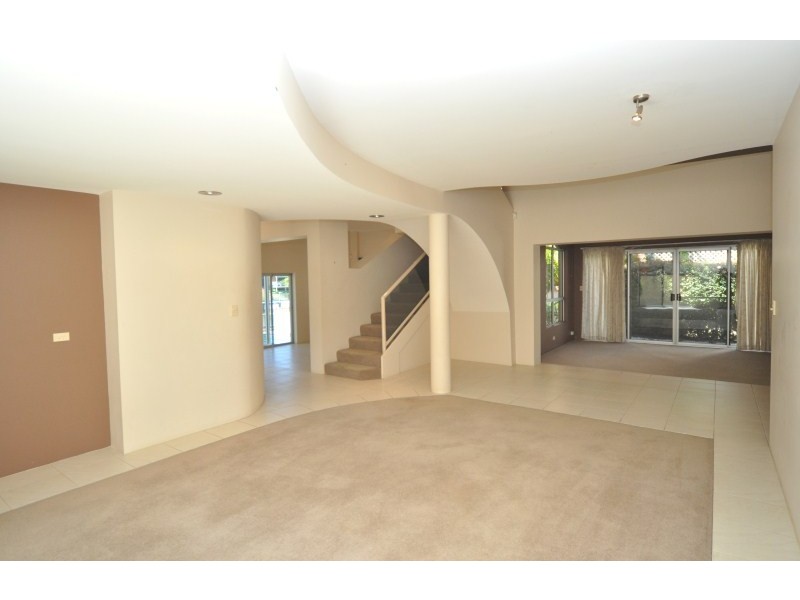 11 Seaspray Street, Paradise Point QLD 4216