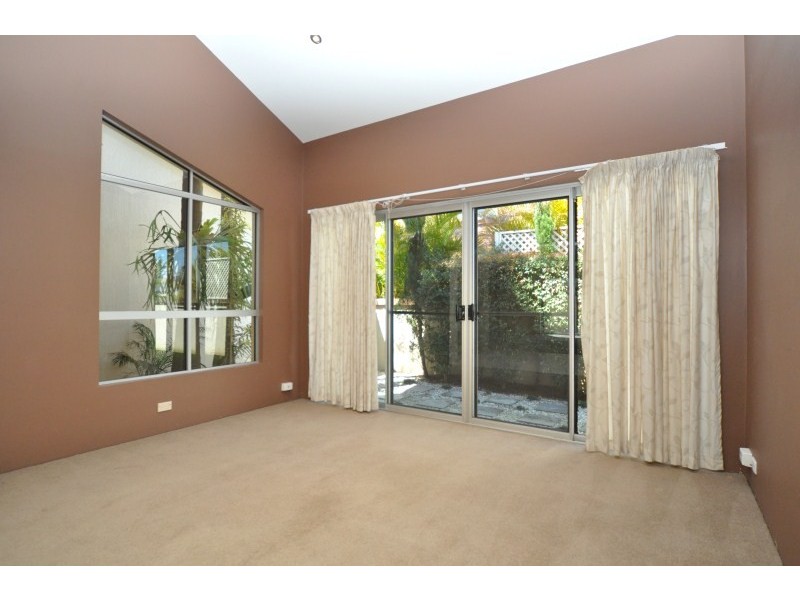 11 Seaspray Street, Paradise Point QLD 4216