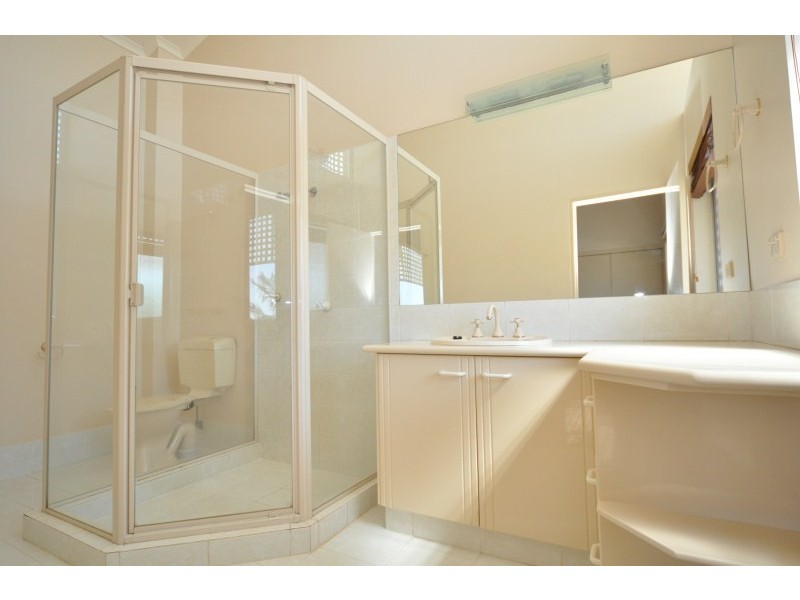 11 Seaspray Street, Paradise Point QLD 4216