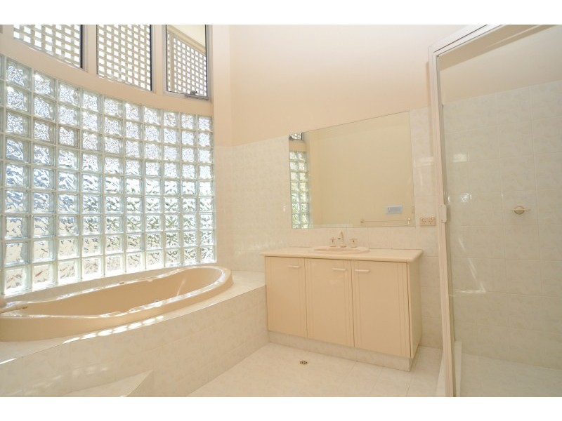 11 Seaspray Street, Paradise Point QLD 4216