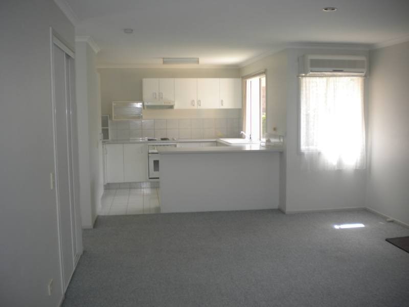 2/1 Hill Court, Labrador QLD 4215