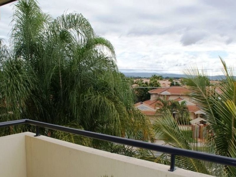 18/65 Bayview Street, Runaway Bay QLD 4216