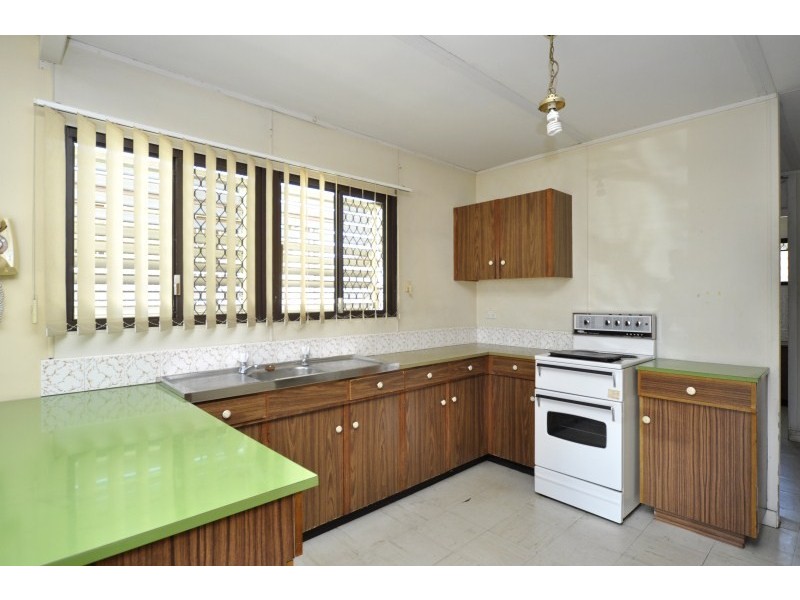 67 Errol Avenue, Paradise Point QLD 4216