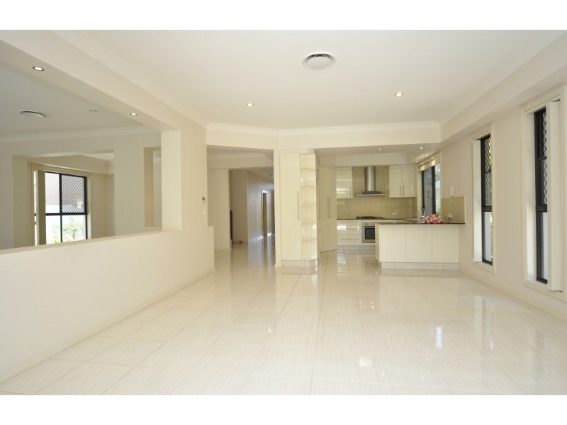 1018 Lakeview Terrace, Benowa QLD 4217