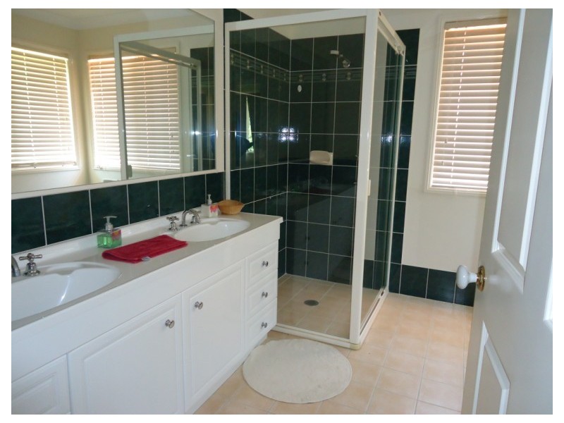 12 Tara Vista Boulevarde, Highland Park QLD 4211