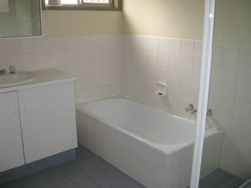 2/4 Stephanie Court, Labrador QLD 4215